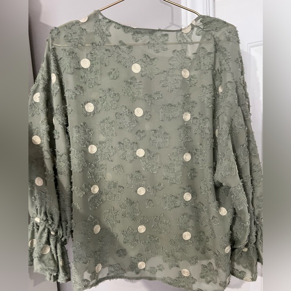 Sage green with flower print blouse, detailed sleeves, size xl, never worn new - Picture 2 of 5